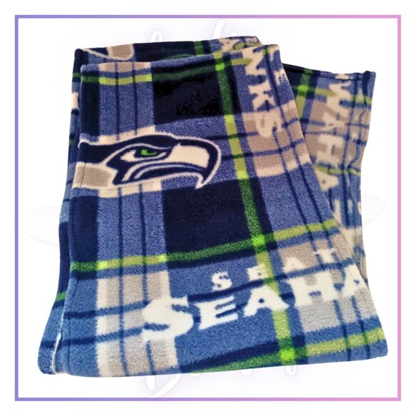 New Era Official Seattle Seahawks Cozy Winter Hat & Nice Warm Scarf Gift Set - Picture 5 of 16